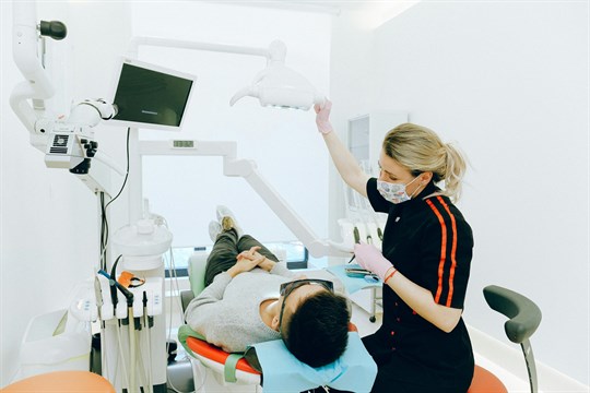 Konec čekání u zubaře? Karlovarský kraj plánuje moderní kliniku