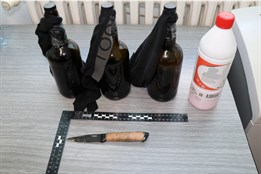 Drama na Tachovsku. Muž s „Molotovem“ a pálkou v ruce hrozil zapálením domu