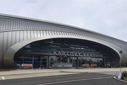 Cestování z Karlových Varů bude pohodlnější. Letiště staví nové parkoviště 