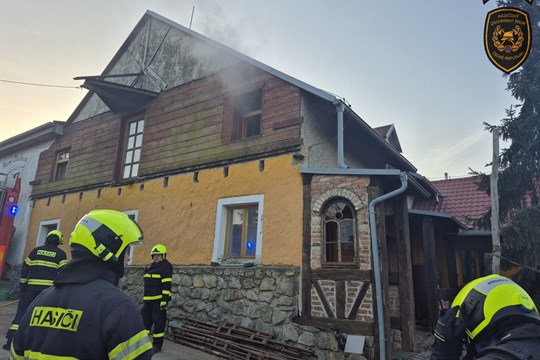 Ranní požár povolal hasiče na farmu ve Žlutavě. Zachránili čtyři lidi a dva psy
