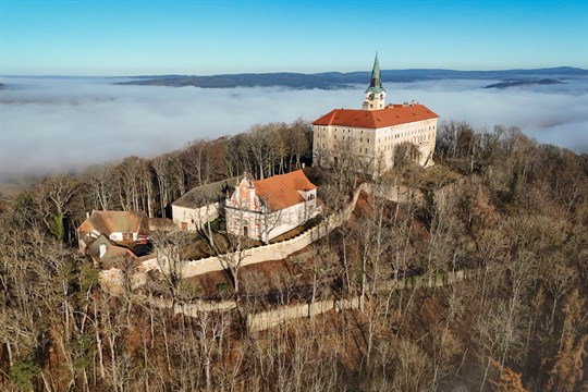Nepomuk otevírá své brány: Letošní sezónu zahájí tajemné podzemí, veteráni i zámek Zelená Hora