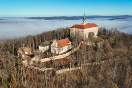 Nepomuk otevírá své brány: Letošní sezónu zahájí tajemné podzemí, veteráni i zámek Zelená Hora