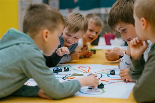 Deset let digitální jízdy: Plzeňské Centrum robotiky vychovává talenty a chystá se do škol