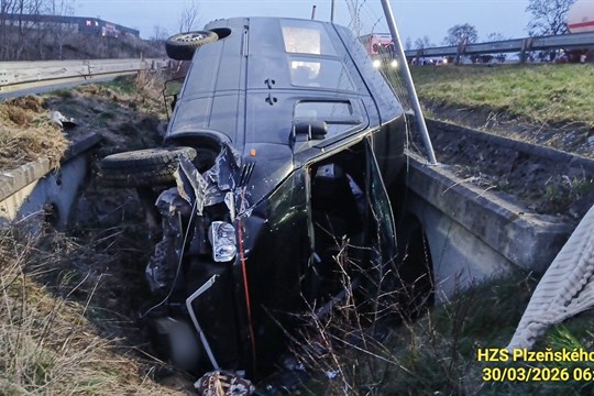 Běžný manévr, který skončil hororem. Řidič usnul při předjíždění, z dálnice smetl mikrobus