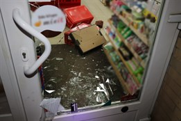 Manželé vykradli obchod s cigaretami, doma nechali batolata bez dozoru