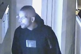 Poznáváte ho? Skvrňanský fantom poškodil dům za desítky tisíc, policii utíkal s batohem a ručníky