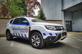 Falešná charita v Tachově: Strážníci dopadli podvodníky u nákupního centra