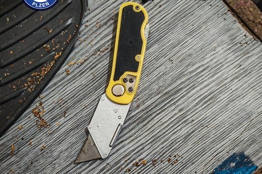 VIDEO: Noční drama v Plzni. Žena s nožem u krku vyhrožovala sebevraždou