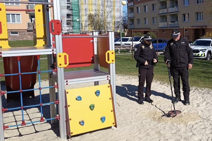 Strážníci kontrolují hřiště