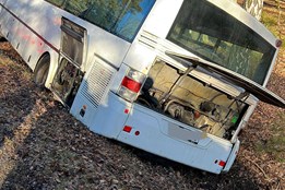 Muž pod vlivem alkoholu i drog havaroval za Plzní s kradeným autobusem