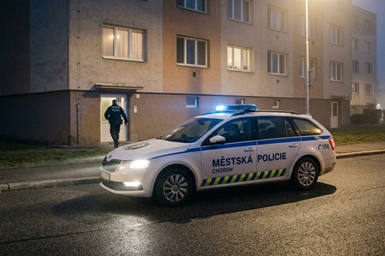 Strážníci v Chodově pomohli u domácího porodu. Pupeční šňůru podvázali tkaničkou